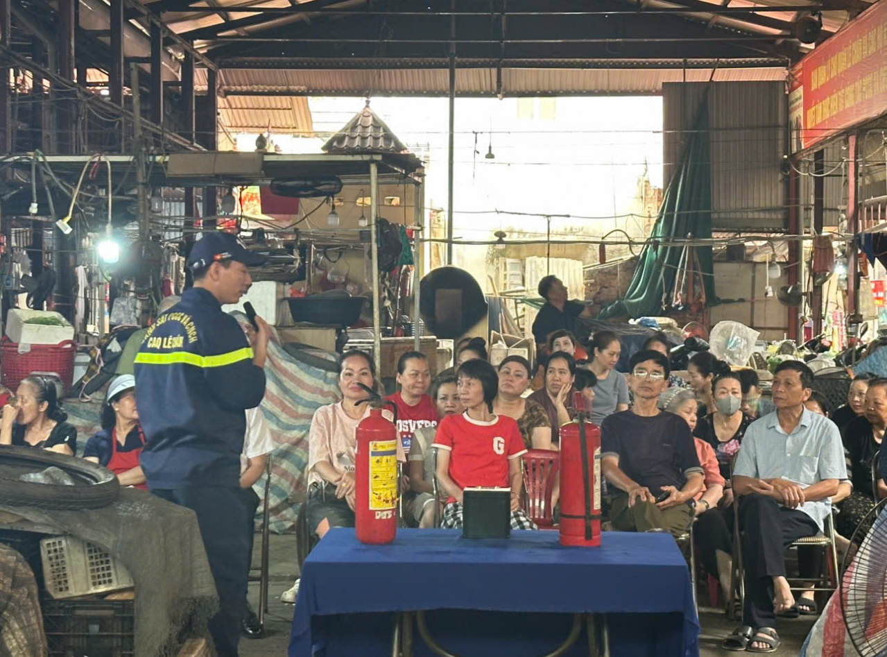 Đội Chữa cháy và Cứu nạn cứu hộ Khu vực 1 tuyên truyền, tập huấn kỹ năng an toàn PCCC tại Chợ Đôn.